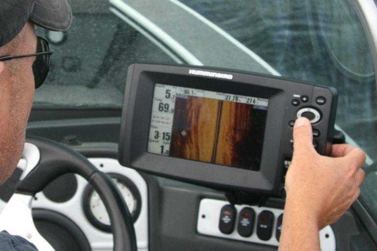 Side imaging captures a side view of structure and fish.