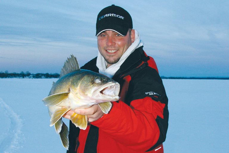 How to use a flasher while ice fishing