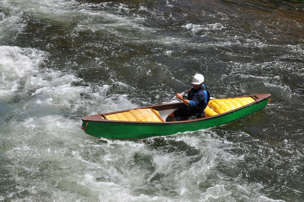 Video: Moving a heavily-loaded canoe around obstacles