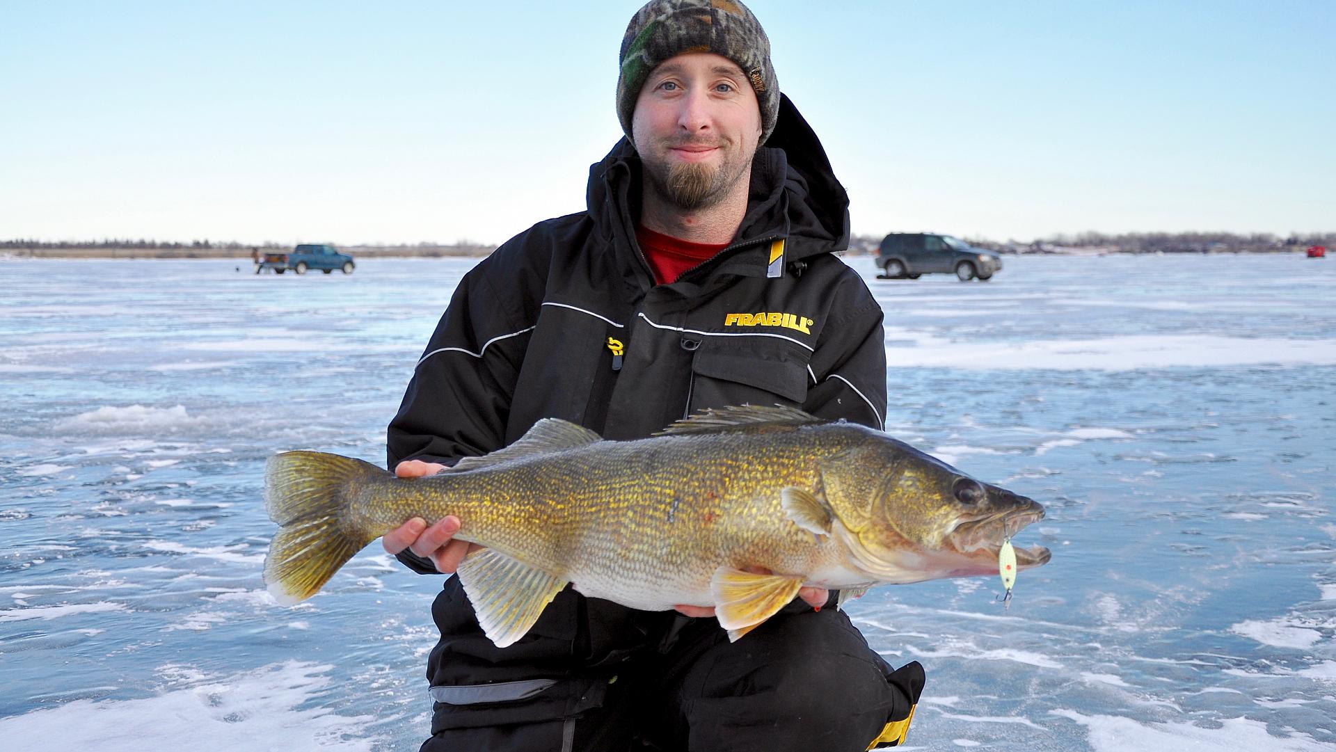 Ice Fishing Walleyes! Deadstick or Jigging? First Fish Of The