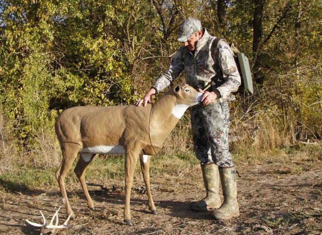 5 expert tips for hunting with whitetail decoys • Page 5 of 7 • Outdoor