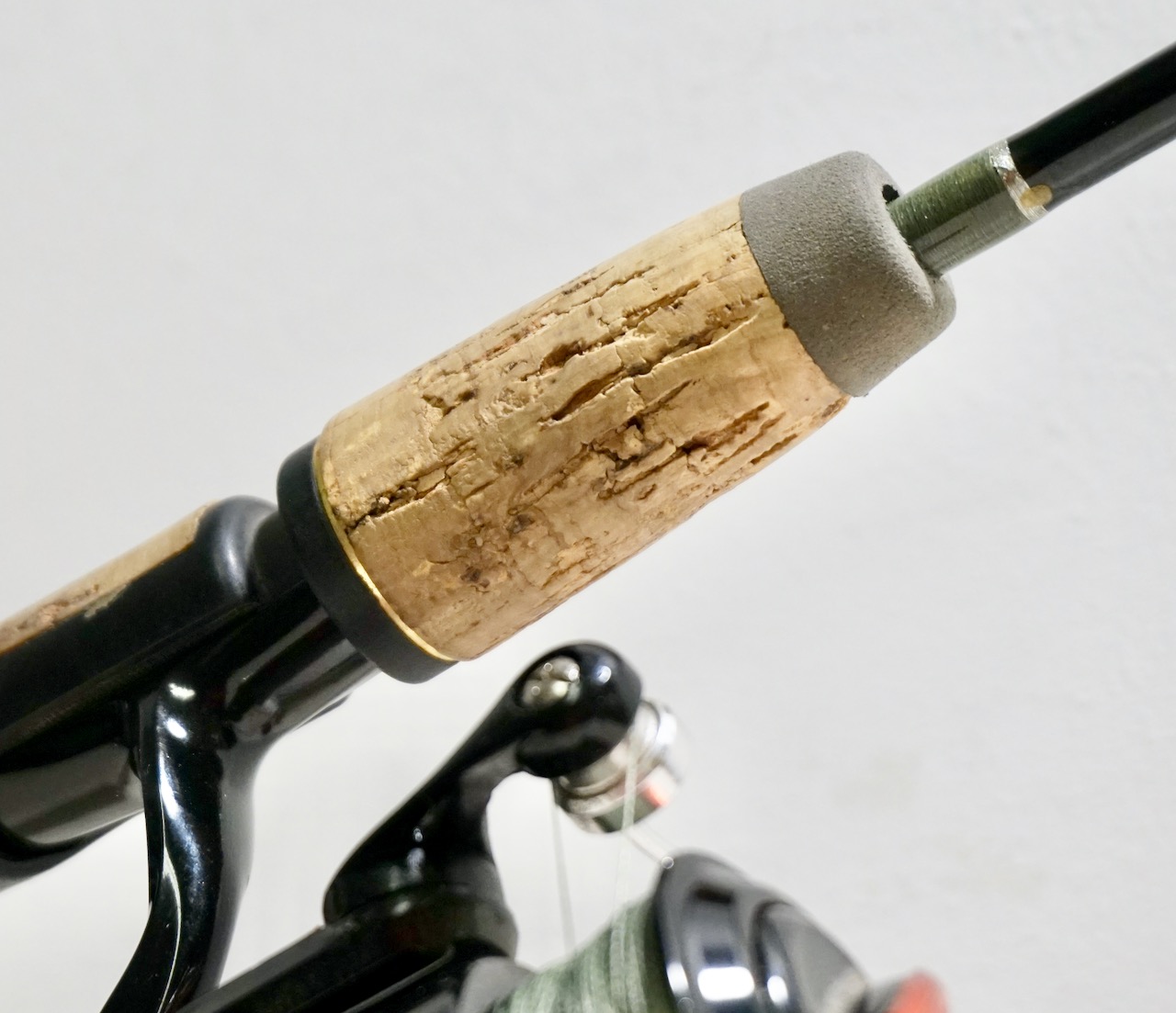 4 simple steps to restore the cork handle on a fishing rod • Page